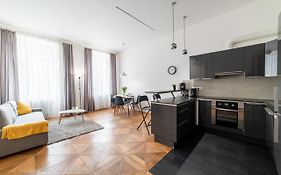 Exclusive Apartment Near Kafka'S Head