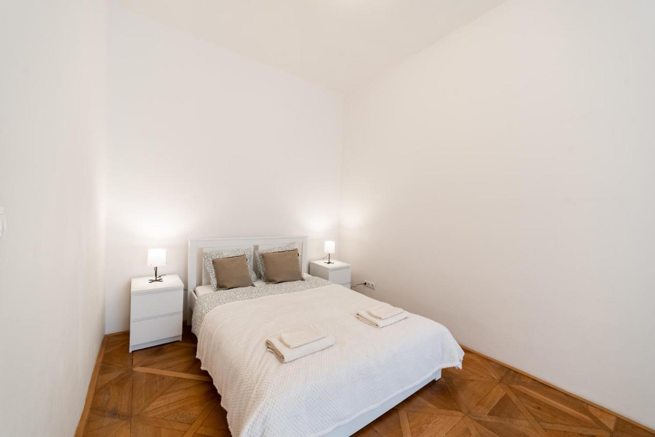 Exclusive Apartment Near Kafka'S Head Praga Esterno foto