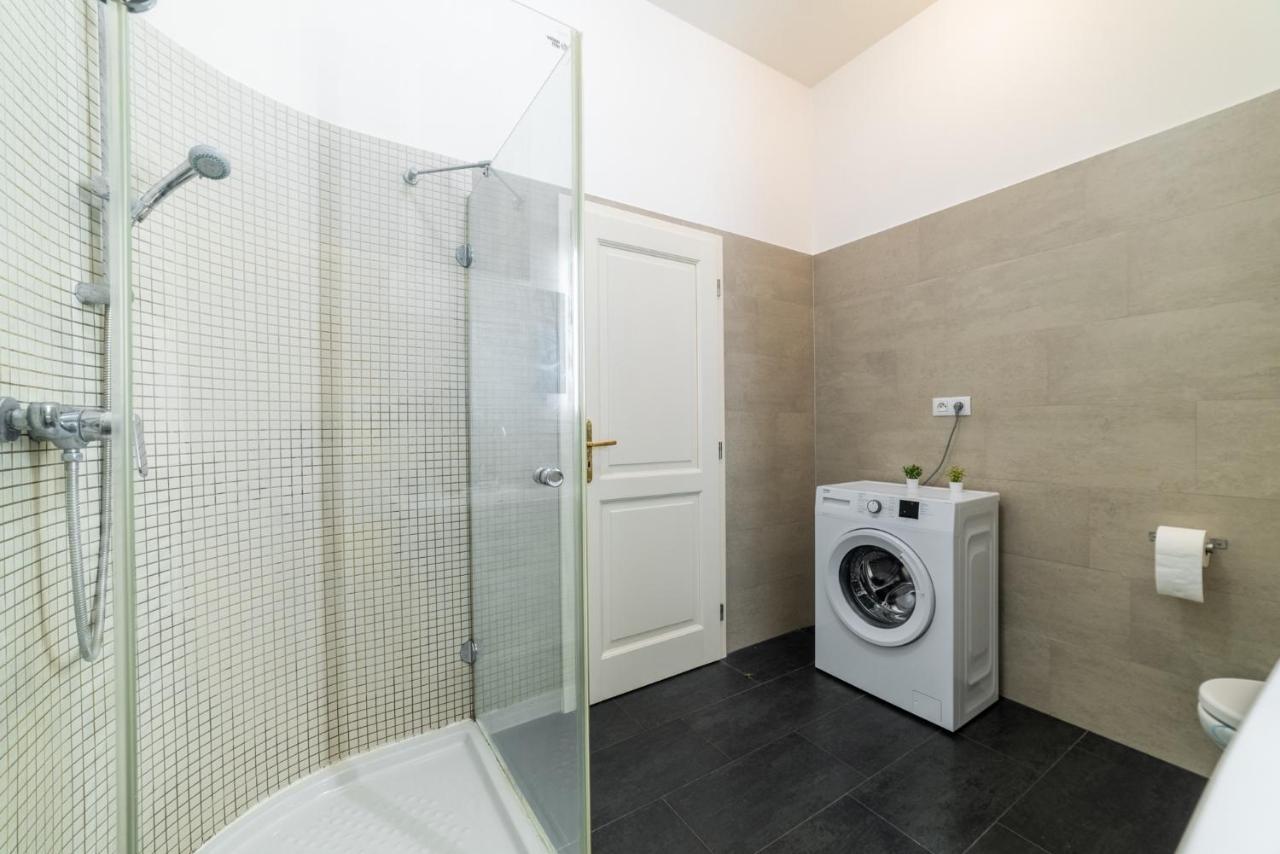 Exclusive Apartment Near Kafka'S Head Praga Esterno foto