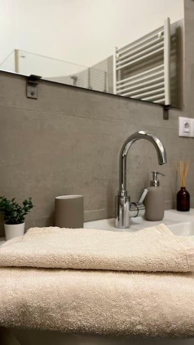Exclusive Apartment Near Kafka'S Head Praga Esterno foto