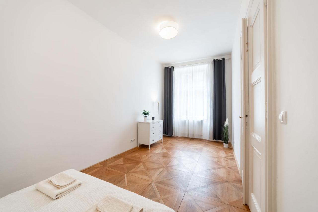 Exclusive Apartment Near Kafka'S Head Praga Esterno foto